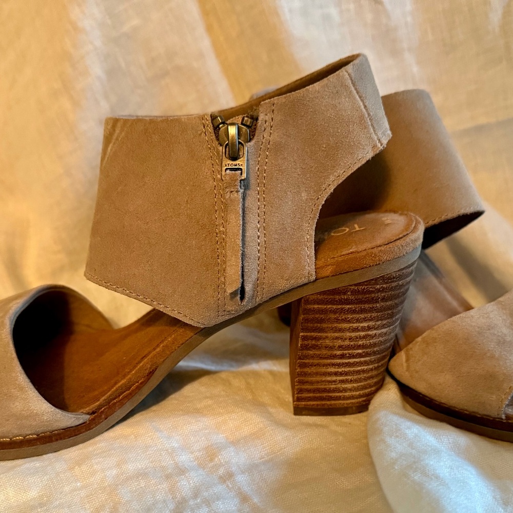 Tom’s Sandals, size 9, Stacked Heel